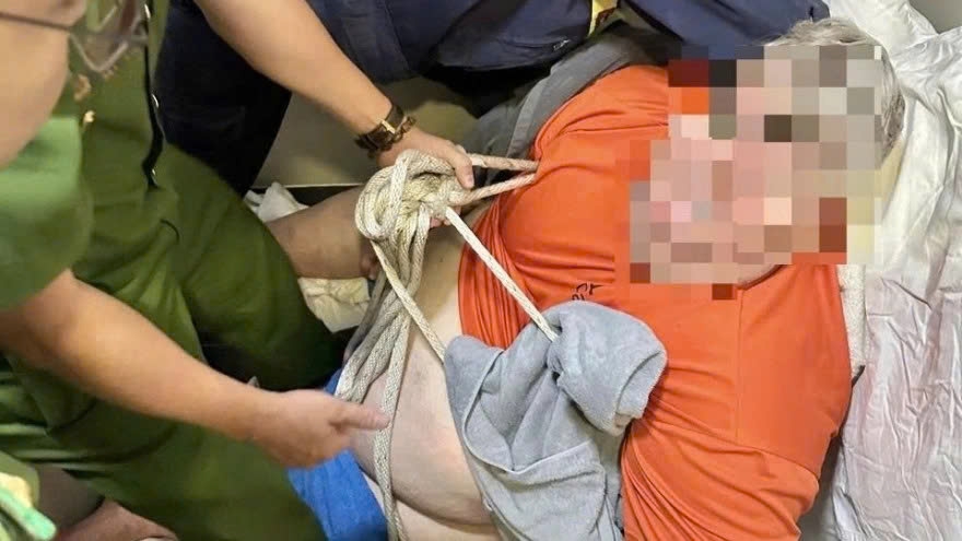 Firefighters rescue 300kg US tourist trapped in Da Nang bathroom